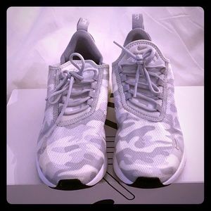 White nike sneaker air max 270